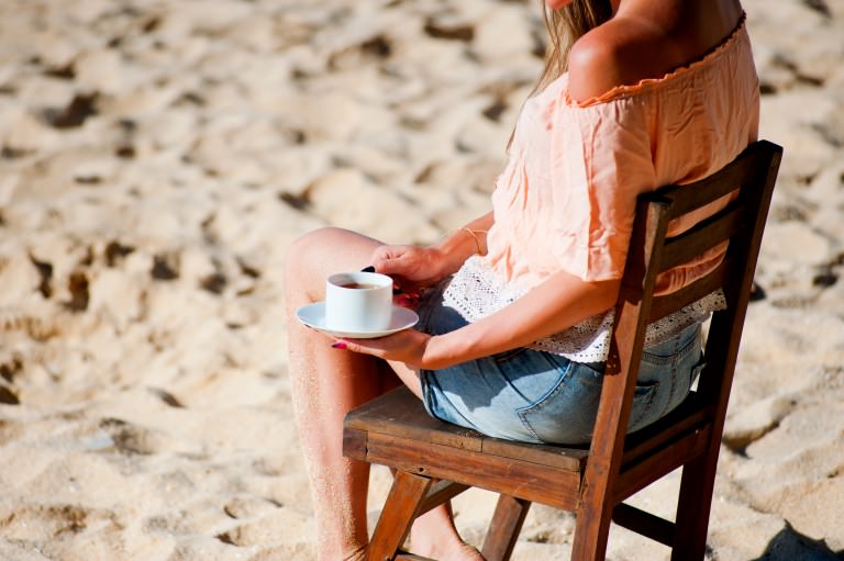 tomando un té al sol